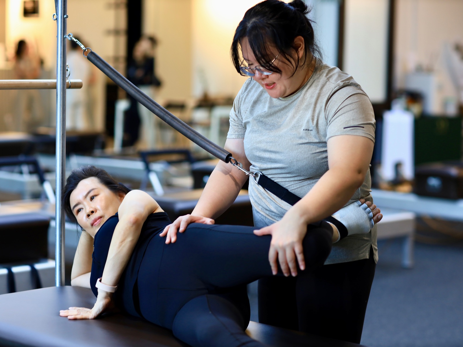 Kru Aeoy teaching a Classical Pilates session